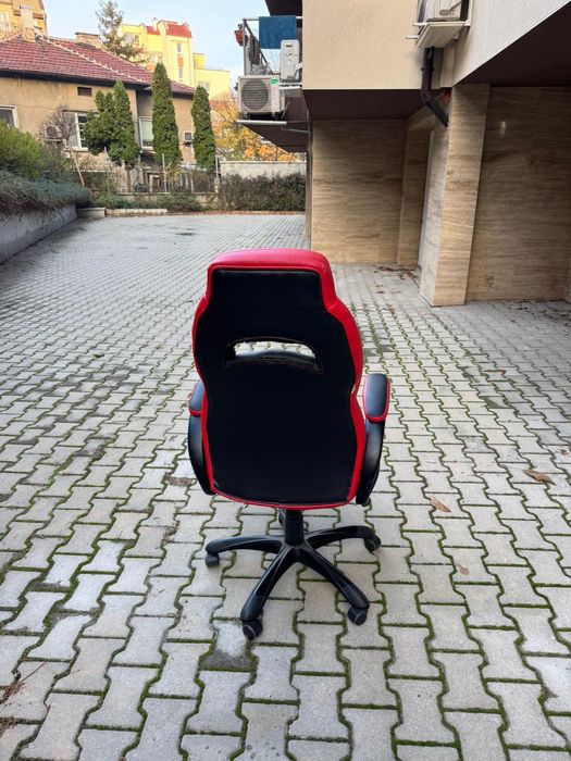 офис стол в червено и черно