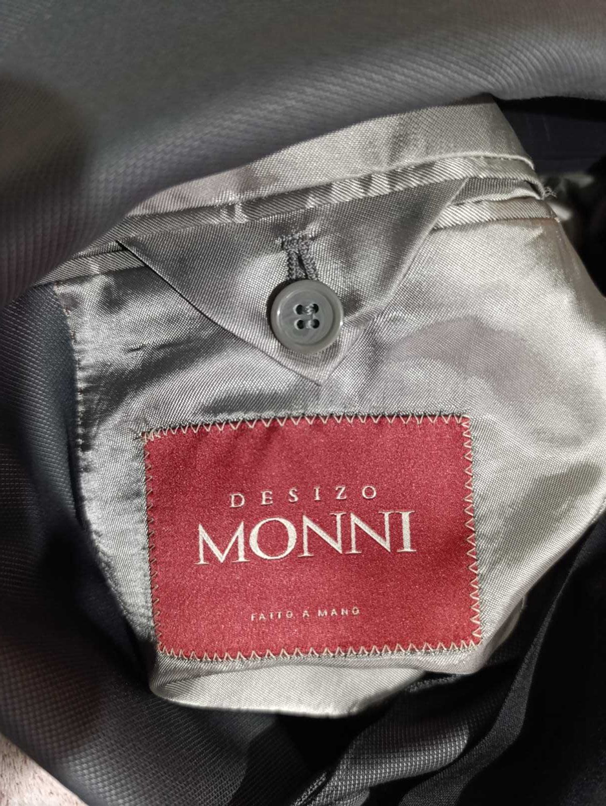 Продавам чисто нов официален костюм Desizo MONNI