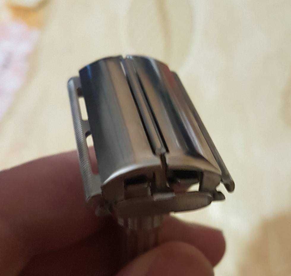 Продавам самобръсначка за класическо бръснене Gillette Slim Adjustable