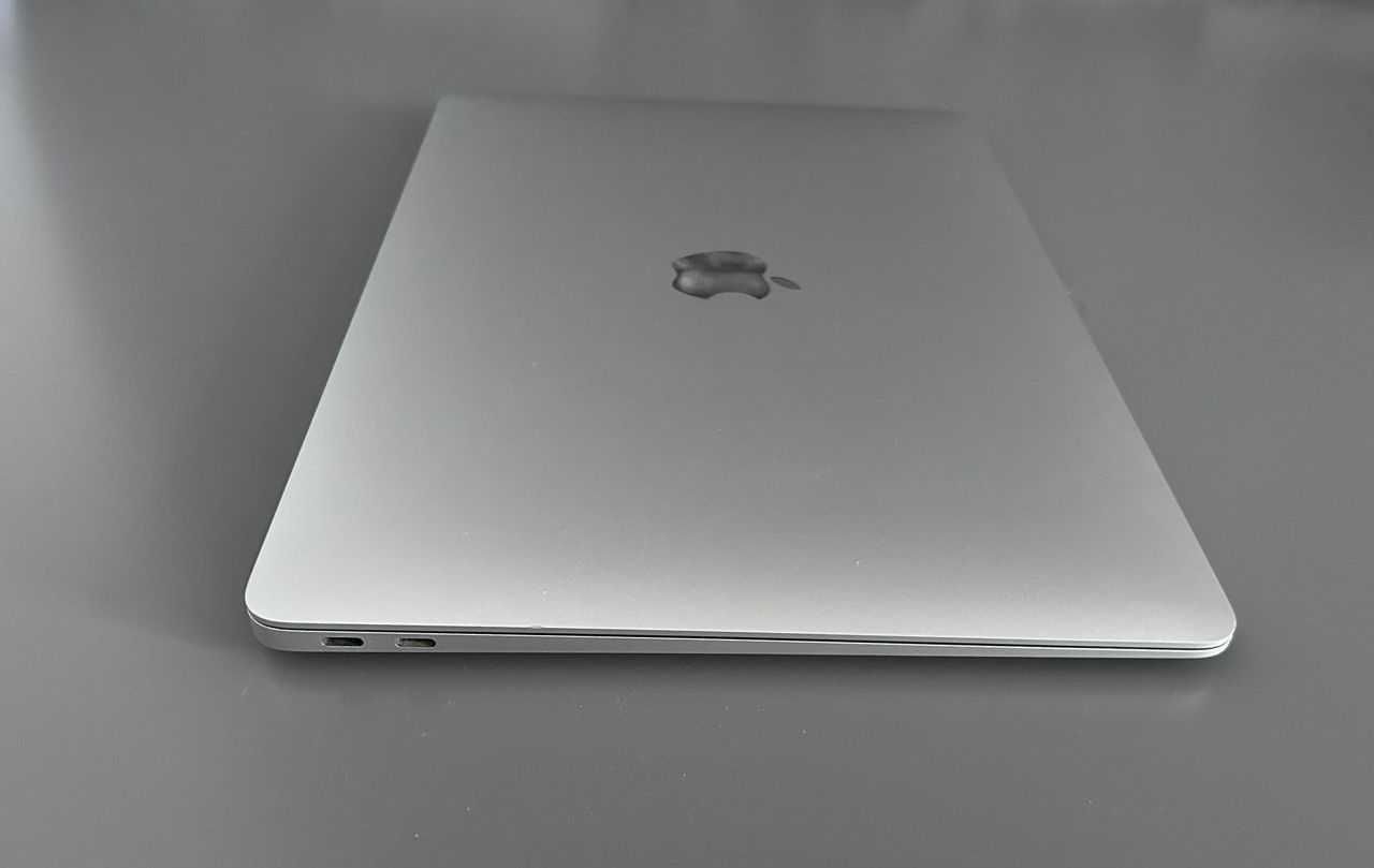 MacBook Air 2018 ( Retina, 8GB ram, 256GB ssd)