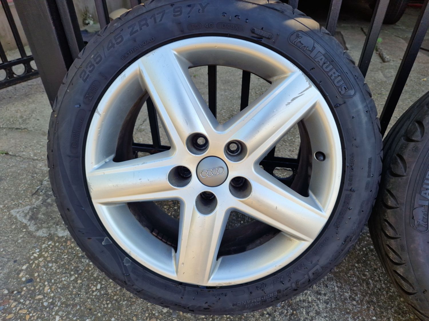 Jante Aliaj Audi 17' in 5 spite + Anvelope(capacele)