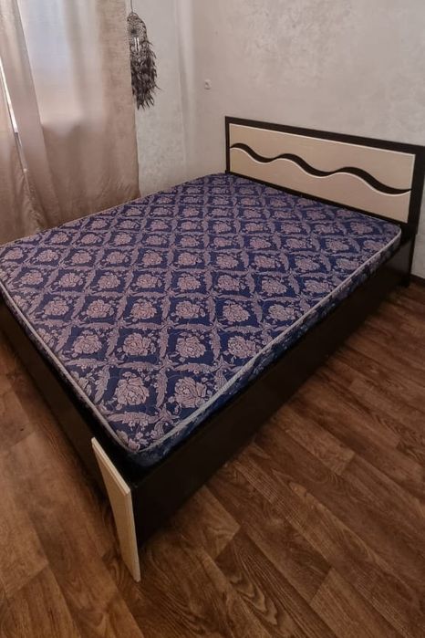 Кровать двуспальная с матрасом