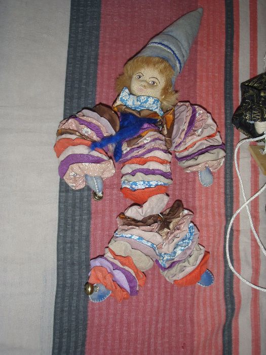 Clovni papusa din portelan si discuri de material, 45 cm