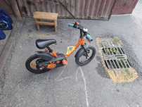 Bicicleta copii  impecabila puțin folosita roti ajutătoare