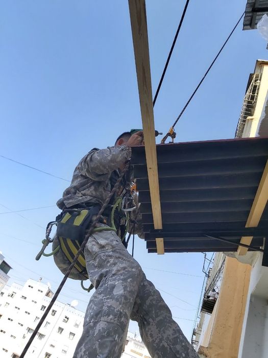 Установка бесшумного козырька, мойка фасада высотные работы, альпинист