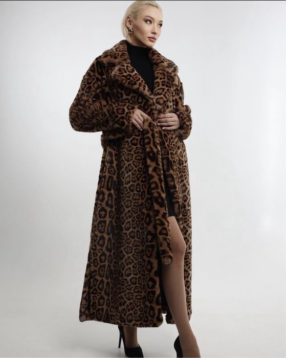 Продам новые Жилетку меховую, 3 шубы и Пальто