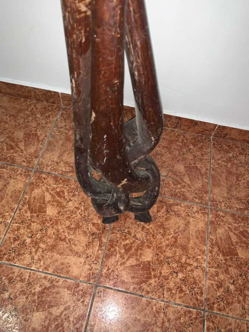 Masa cu picior sculptat din lemn