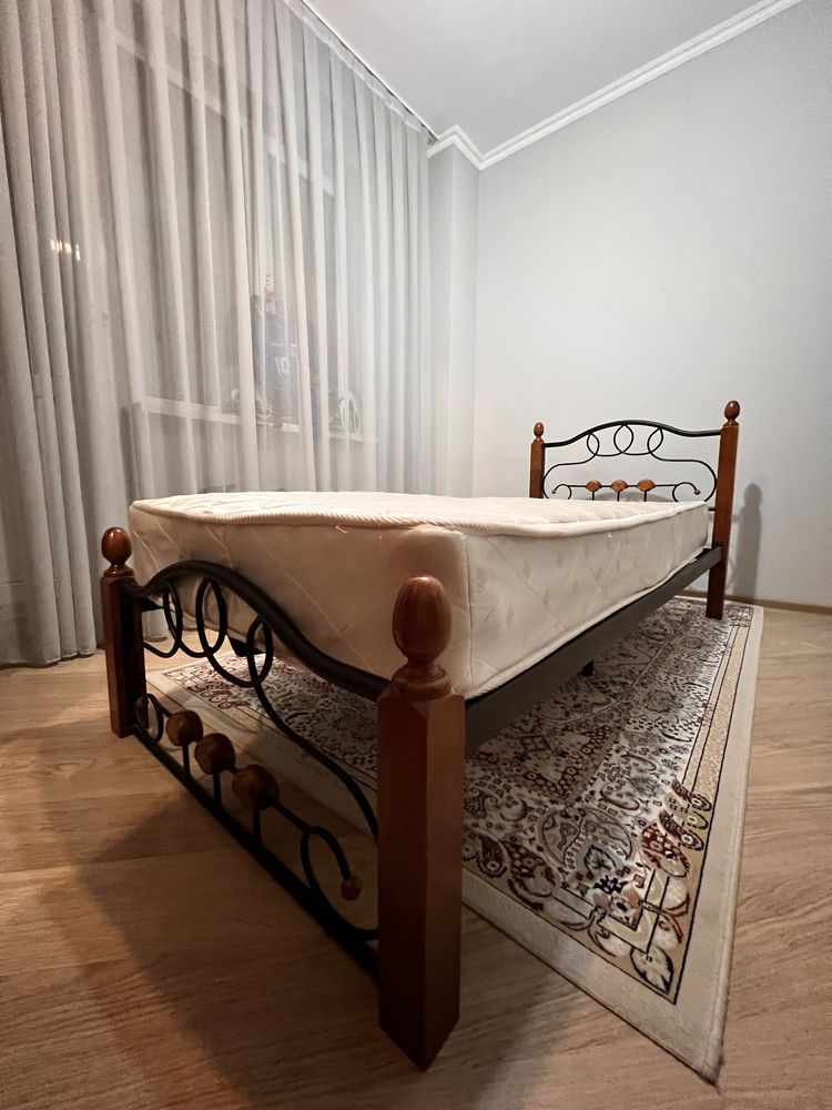 Кровать с матрасом