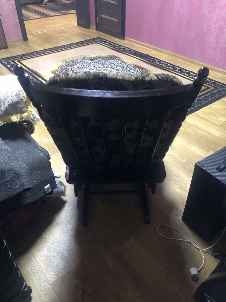 кресло качалка из красного дерева
