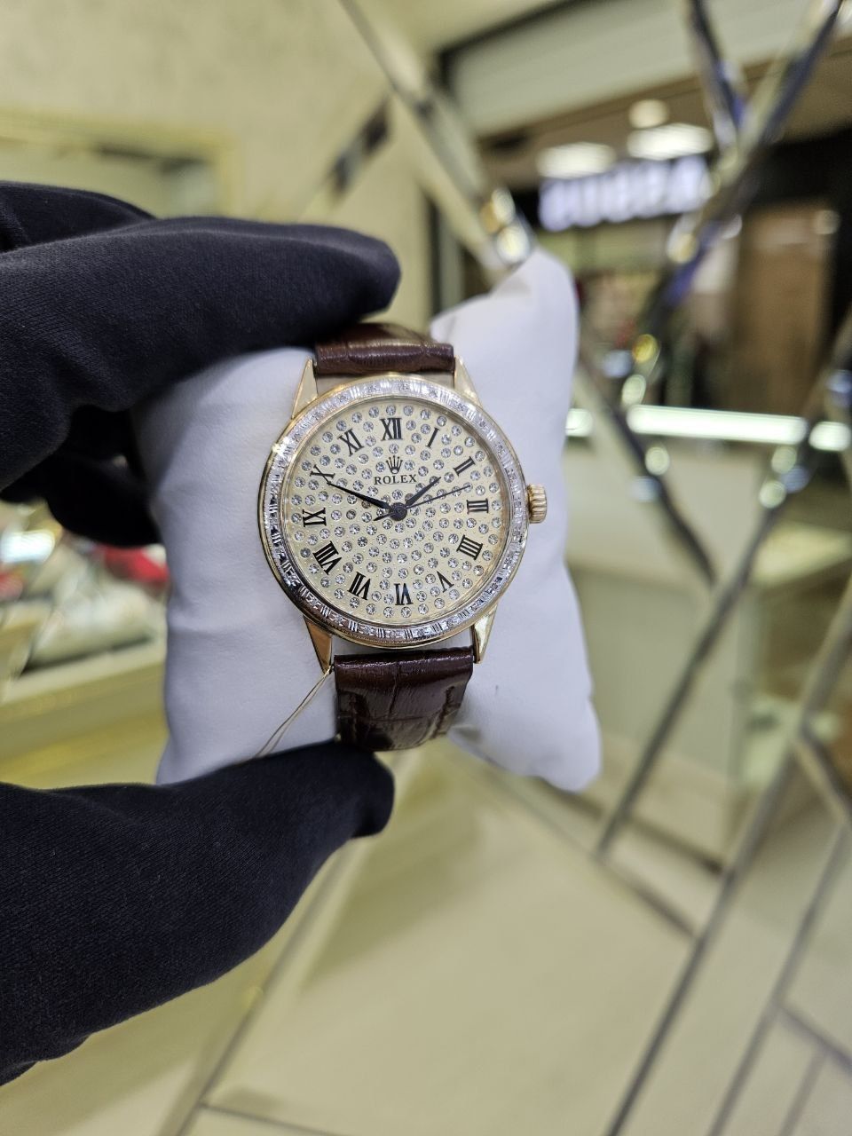 Продам золотые часы 585 пробы с бриллмантами.