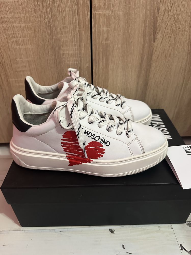 Обувки на Love Moschino