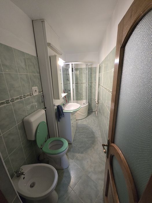 Închiriez apartament 2 camere.