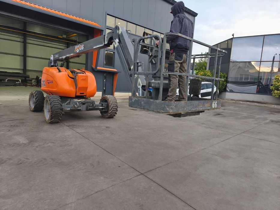 Nacela cu brat articulat JLG 600AJ, an 2009