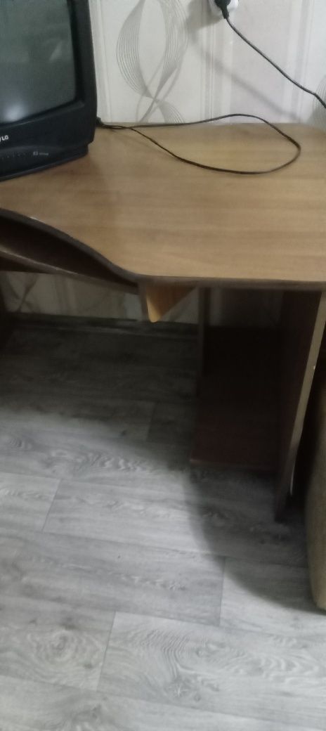 Продам компьютерный стол