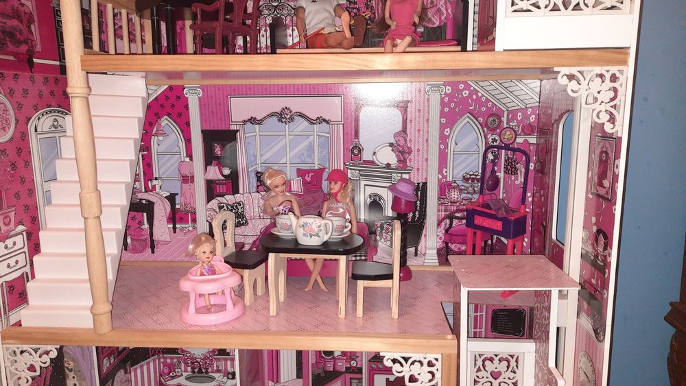 Casa mare de păpuși