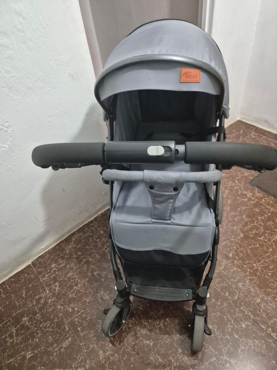 Продаю детскую коляску + 2 пакета вещей