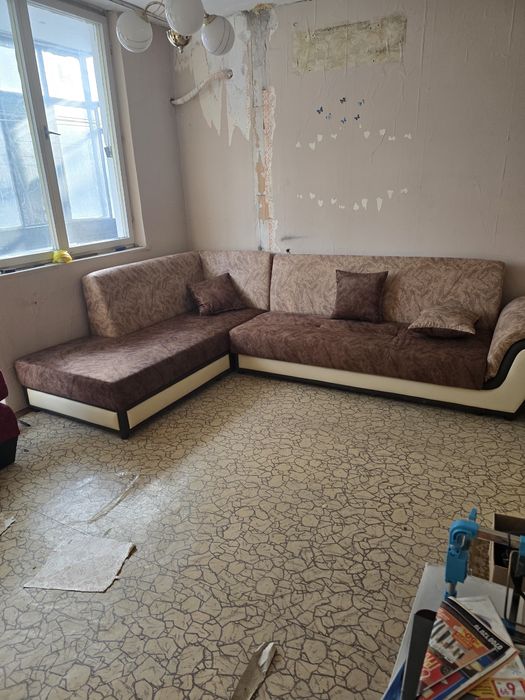 Продавам холов диван луксозен