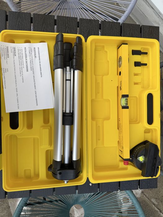 Set nivelă laser cu trepied și cutie – complet, ca nou!