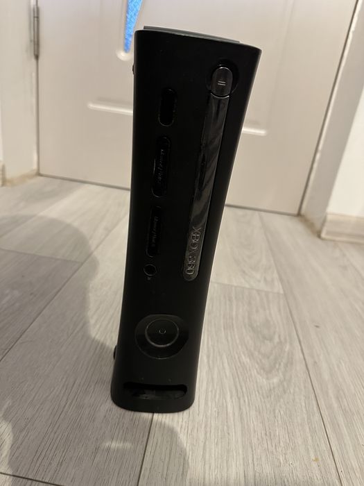 Vand xbox 360 plus un joc