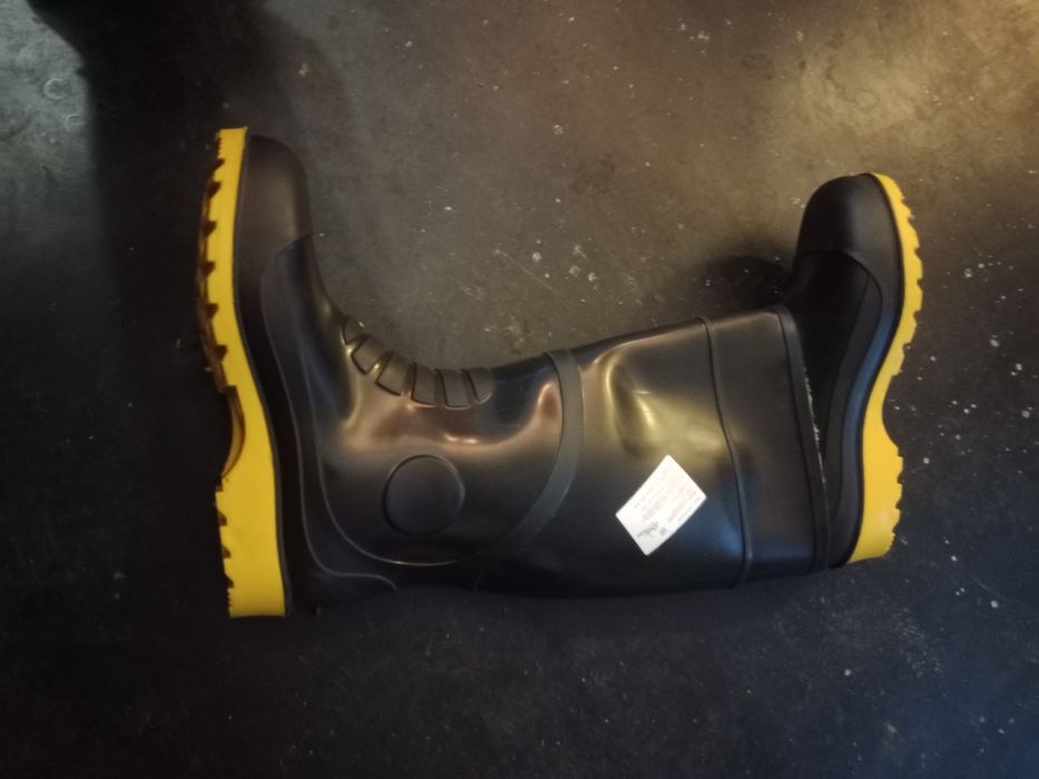 Продам сапоги новые размер43.