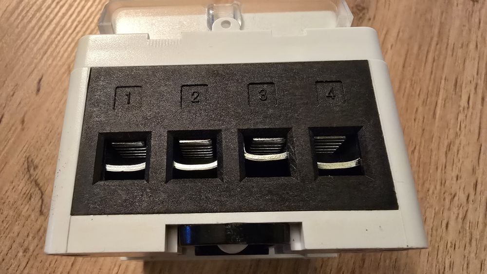 Contor trifazic bidirectional inteligent cu protecție