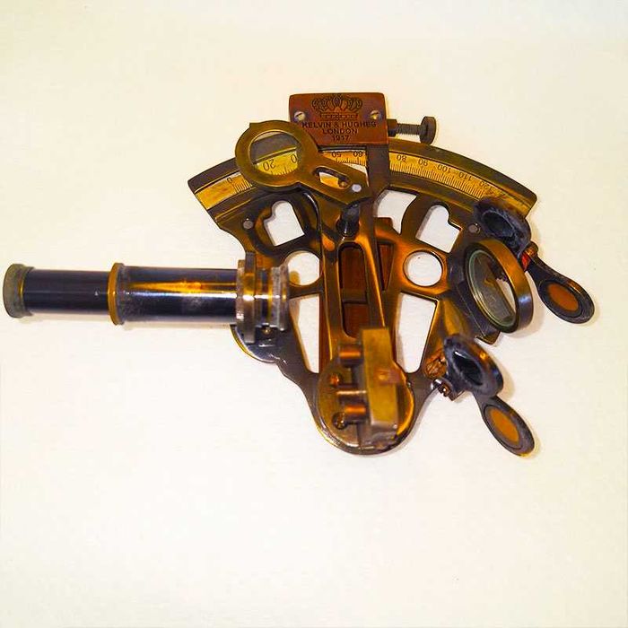 Луксозен бронзов секстант в дървена кутия