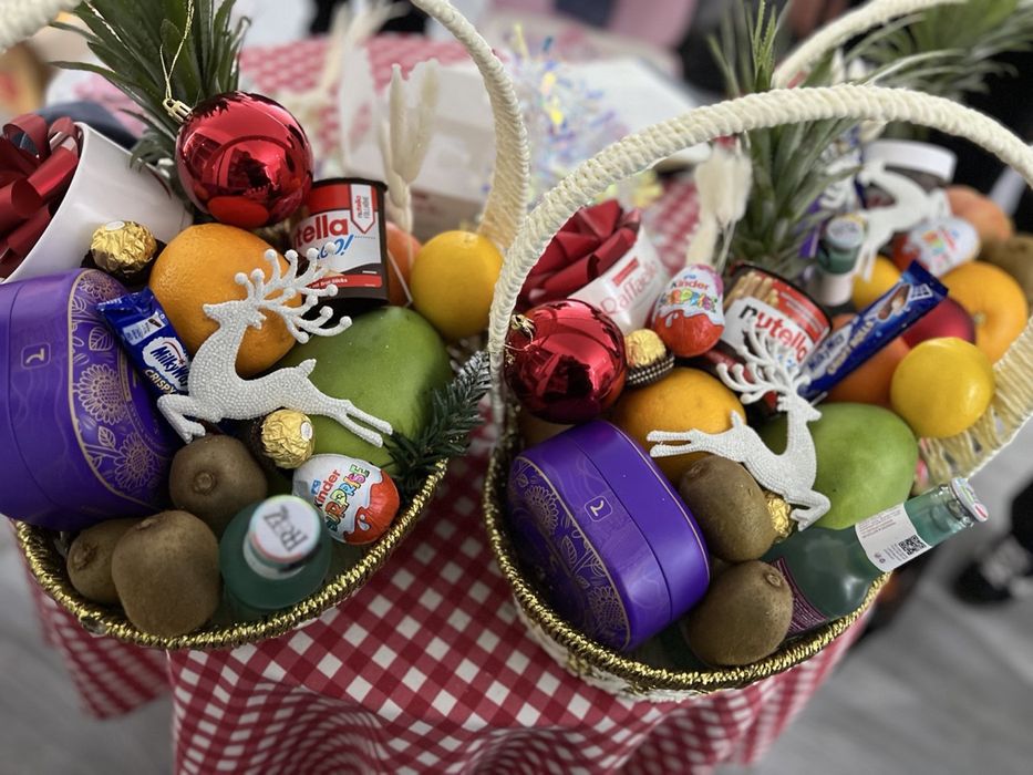 В продаже имеются новогодние подарочные корзины .