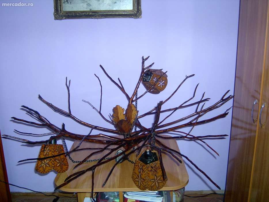 Vanzare candelabru cu trei brate confectionat din lemn de cires.