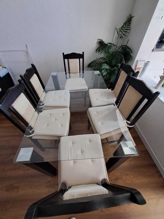 Трапезна стъклена маса с шест стола