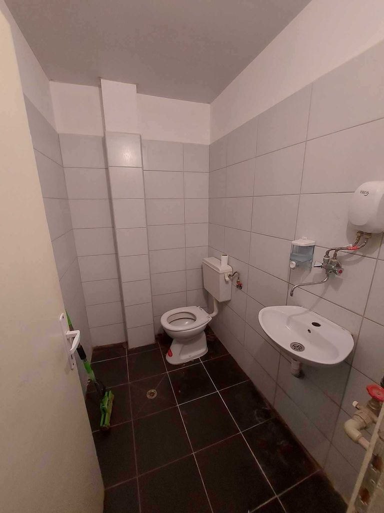 Дава се под наем Магазин в Търговище, Център - 80 кв.м за 357 € - Снимка #4