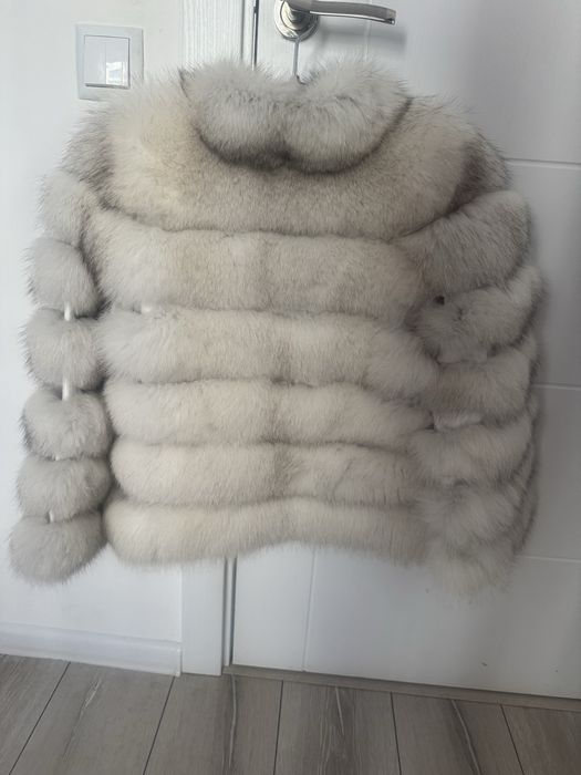 Blana alba de vulpe polara cu guler