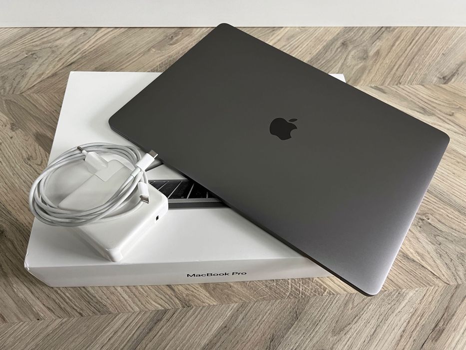 MacBook Pro 15-inch 2017, Touch Bar, i7, 16GB, 1TB SSD, Radeon Pro 560