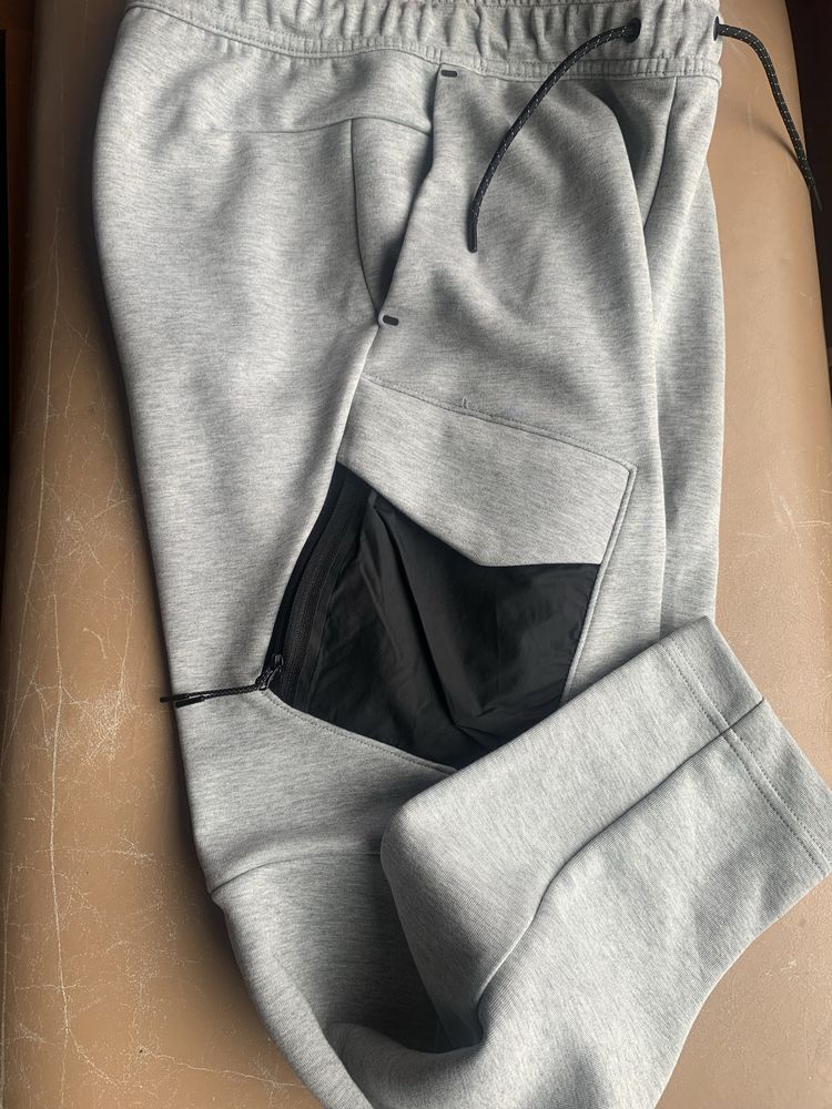 Сиво долнище Nike - S