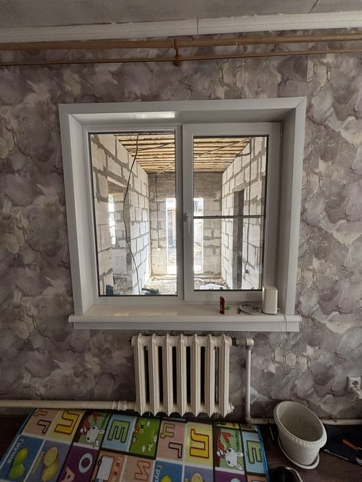 Окно с сеткой, откос и тд