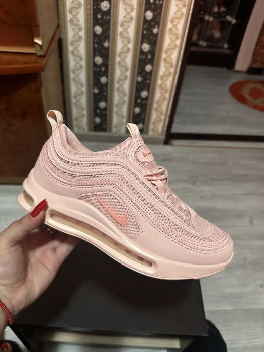 Tenesi adidas noi fara eticheta