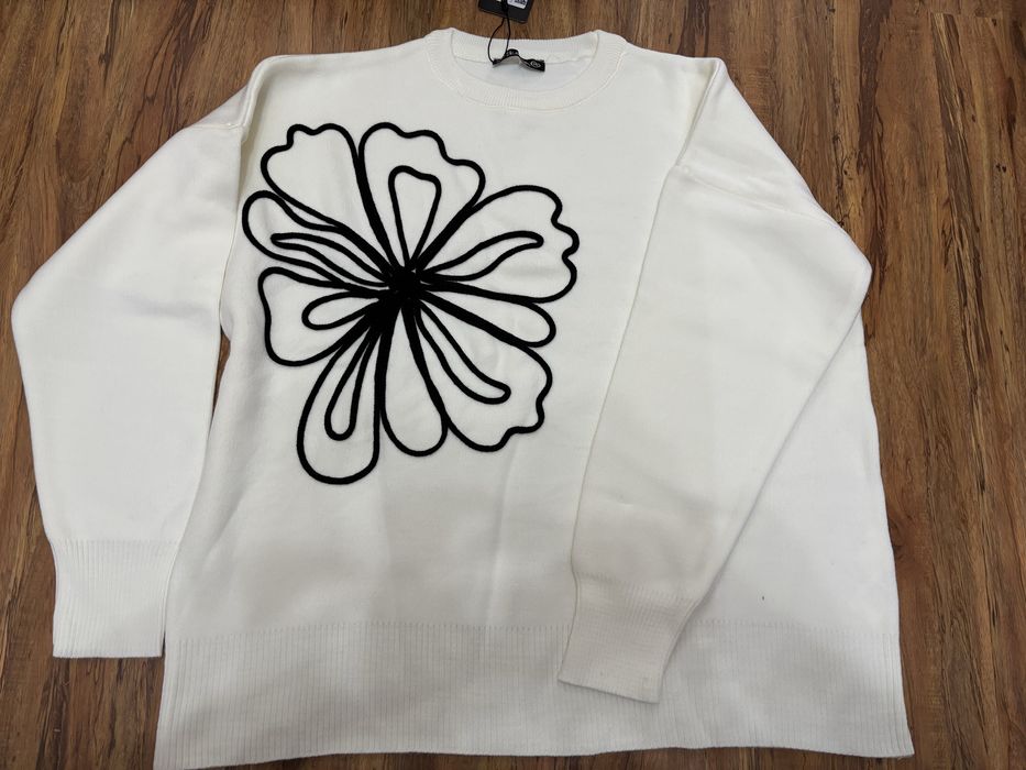 Пуловер в бяло с цвете