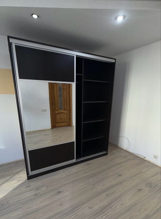 Sifonier cu oglinda usa glisanta , accept doar cash la fata locului !