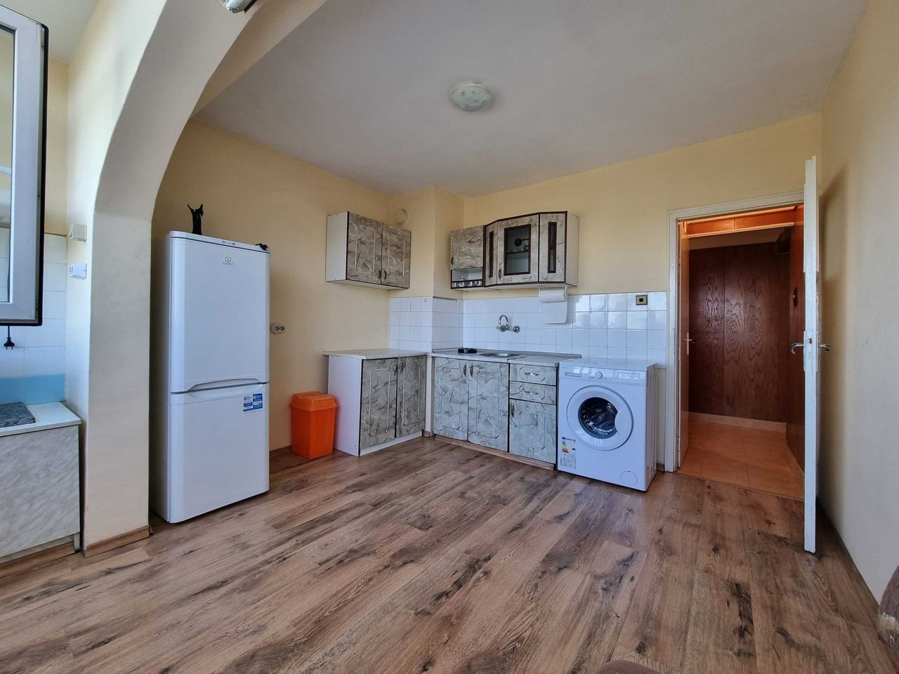 Дава се под наем Тристаен апартамент в Бургас, Изгрев - 80 кв.м за 153 € - Снимка #5