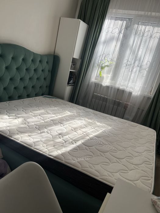 Продам двуспальную кровать в поларок матрас и шторы