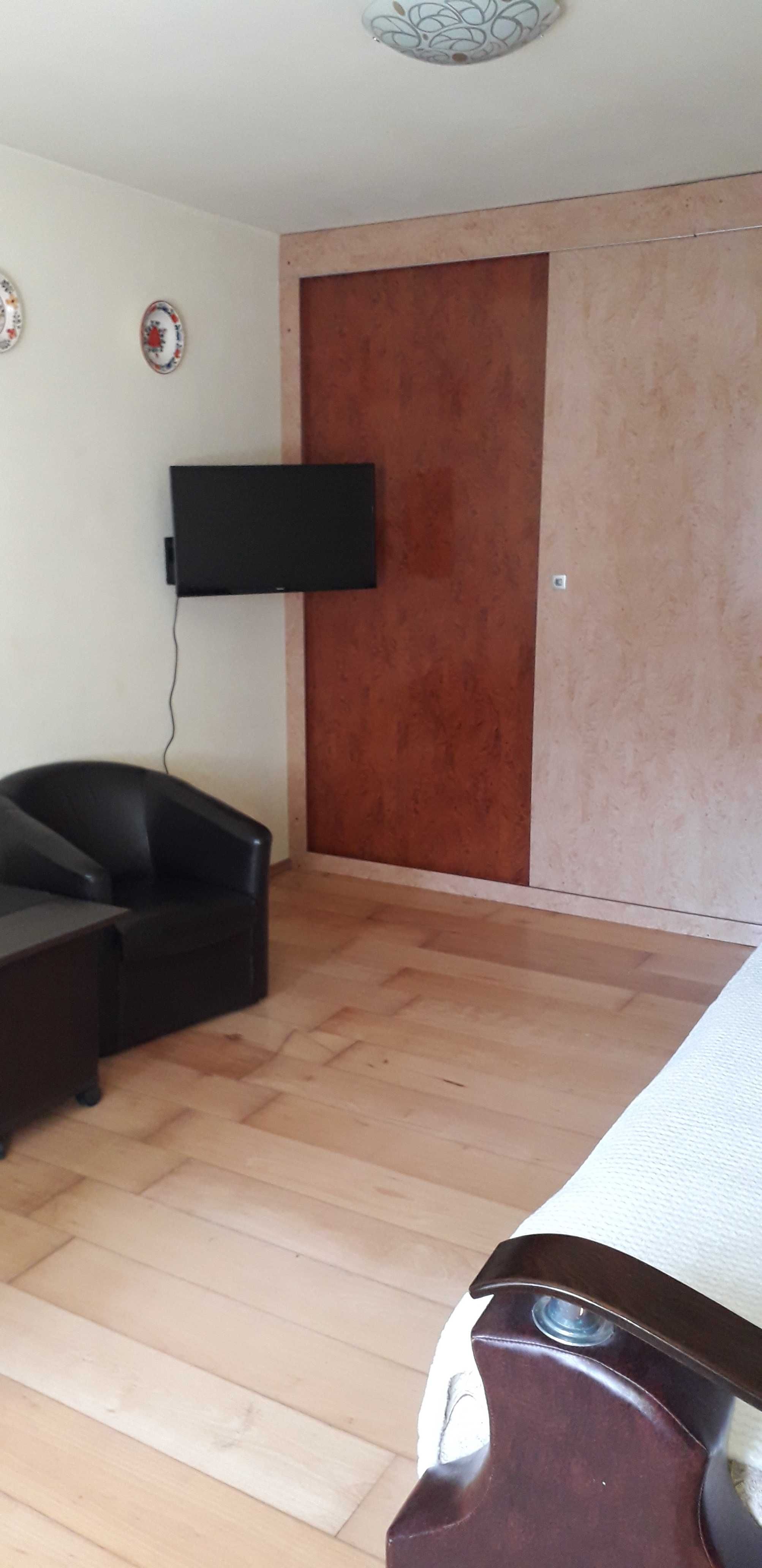 Închiriez garsonieră, parter, curte împrejmuită, zona Spit. Jud.