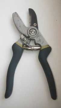 Продам секатор б/у. Цена окончательная.