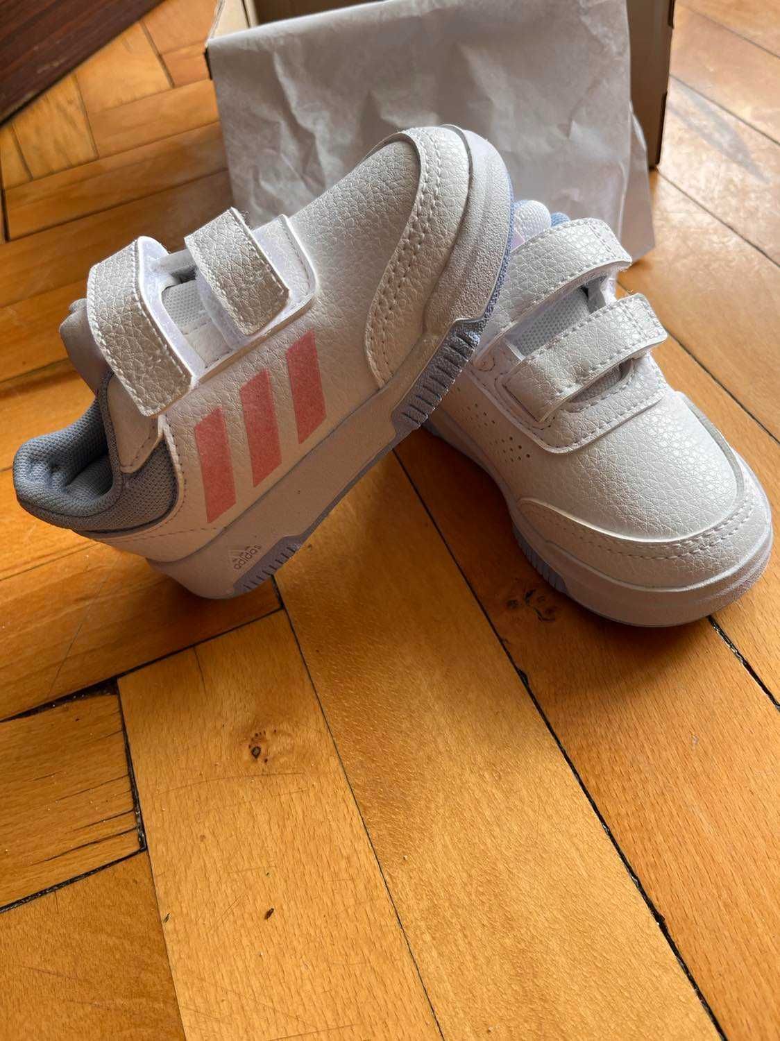 Нови маратонки adidas р-р 22