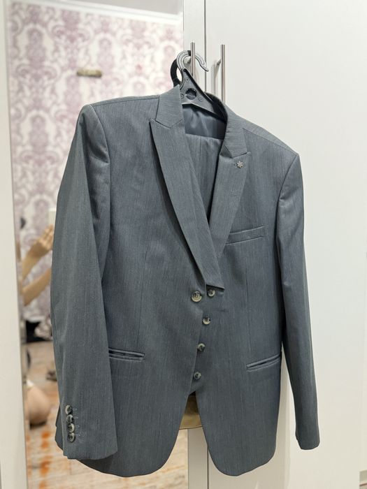 Продается мужской костюм