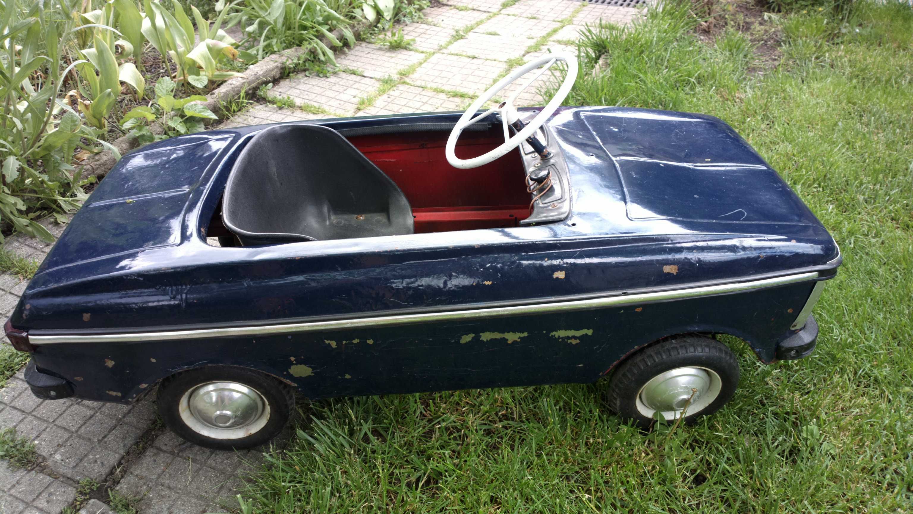 Продавам детска метална кола с педали Москвич