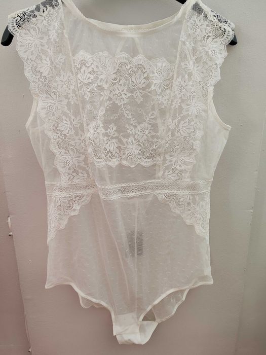 Бяло дантелено боди