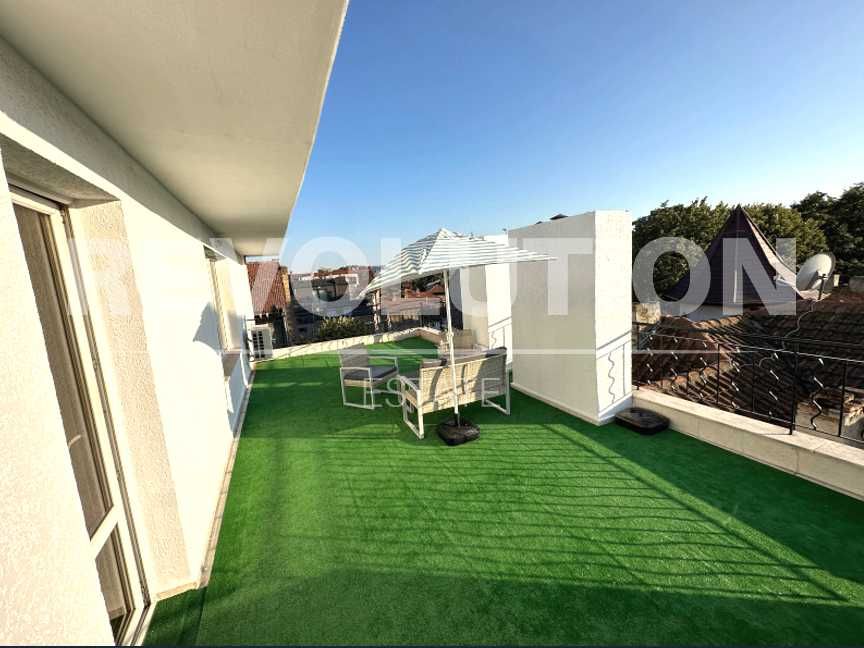 Луксозен тристаен апартамент в Гръцки квартал