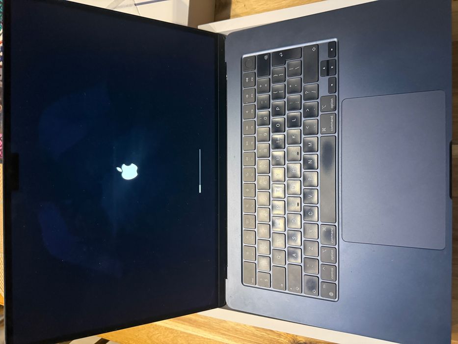 MacBook Air 15” M2 – 8GB RAM, 512GB SSD, Midnight – impecabil