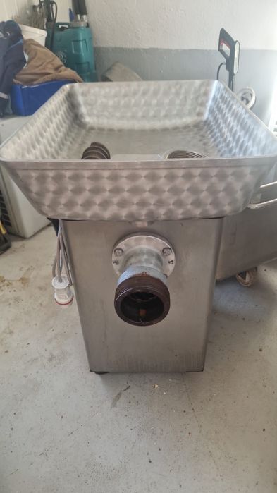 Vând mașină de tocat carne trifazica .fuctioneaza perfect