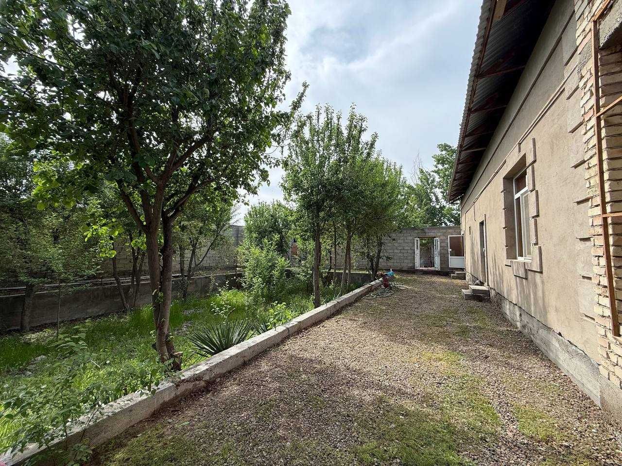 Tayyor 6 sotiqli hovli sotiladi.