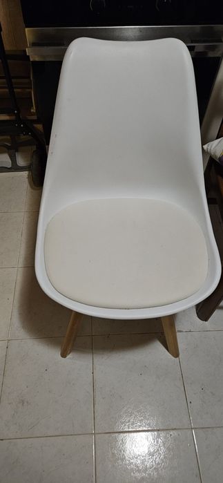 Продавам модерна трапезна маса с 4бр.  стола